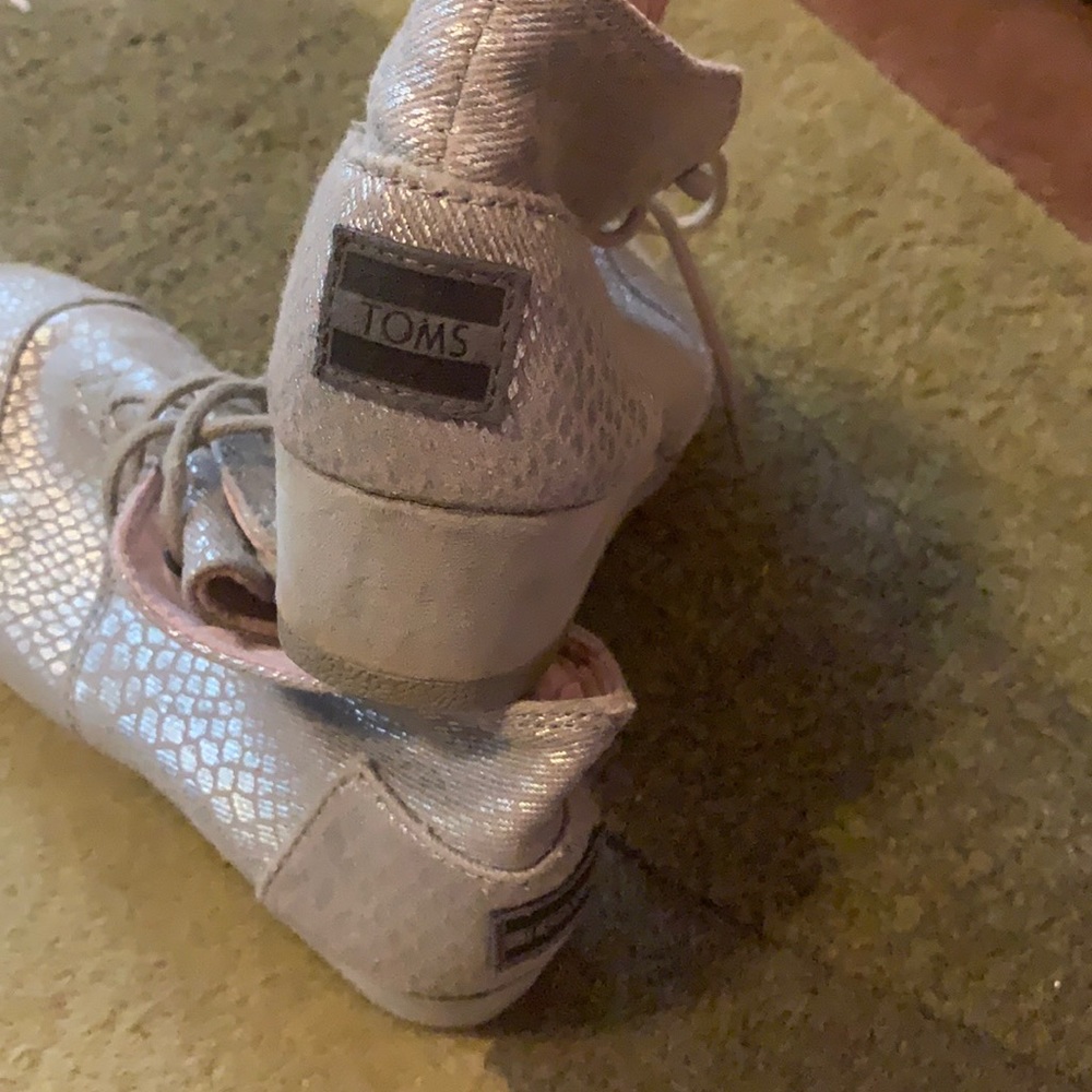Girls Toms silver booties with a very slight wedge heel. Girls size 3